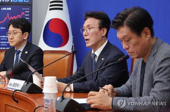 더불어민주당 김민석 상임공동선거대책위원장이 지난 4일 국회에서 열린 기자간담회에서 발언하고 있다. 〈사진=연합뉴스〉