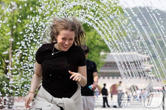 서울 종로구 광화문광장 분수터널에서 외국인 관광객들이 더위를 식히고 있다. (자료사진)/뉴스1 ⓒ News1 이동해 기자
