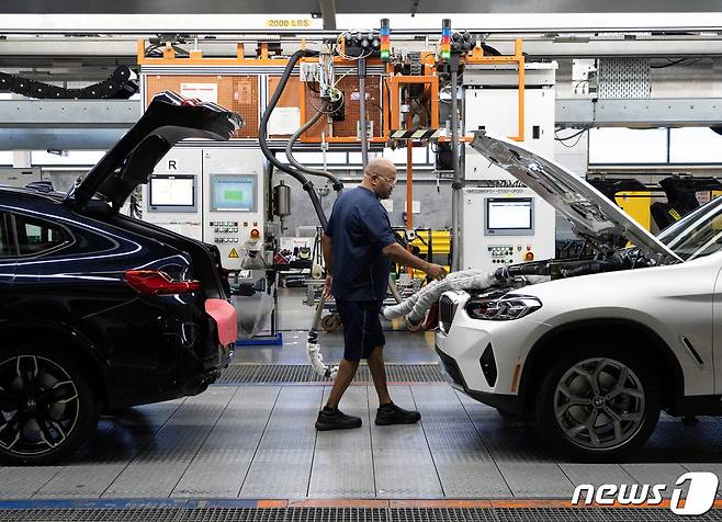 미국 사우스캐롤라이나주(州) 그리어에 위치한 BMW 제조공장에서 한 직원이 일하고 있는 모습<자료사진>. ⓒ 로이터=뉴스1 ⓒ News1 한병찬 기자