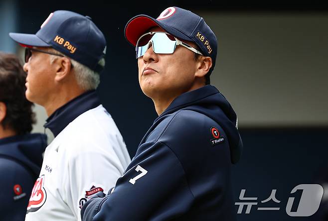 27일 서울 송파구 잠실야구장에서 열린 프로야구 '2025 신한 SOL 뱅크 KBO리그' 롯데 자이언츠와 두산 베어스의 경기, 두산 이승엽 감독이 그라운드를 지켜보고 있다. 2025.4.27/뉴스1 ⓒ News1 김도우 기자