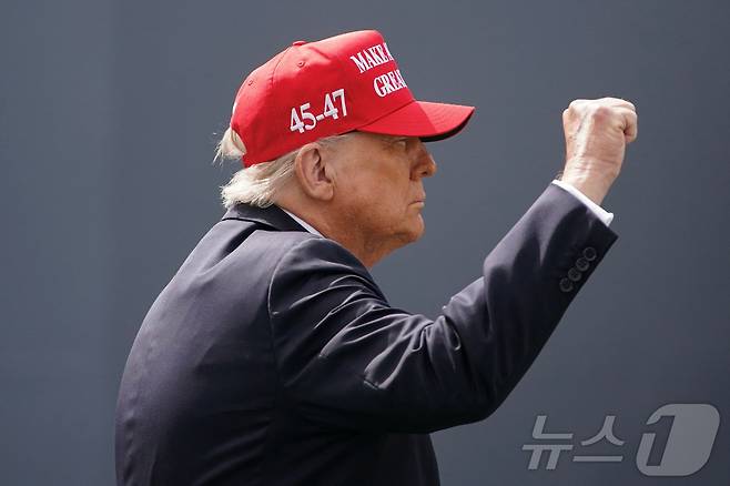 도널드 트럼프 미국 대통령이 24일(현지시간) 뉴욕주에 있는 웨스트포인트 육군사관학교 졸업식에 참석을 하면서 주먹을 불끈 쥐고 있다. 2025.05.25 ⓒ 로이터=뉴스1 ⓒ News1 우동명 기자