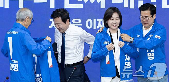 허은아 전 개혁신당 대표와 김용남 전 새누리당 의원이 26일 오전 서울 여의도 더불어민주당사에서 열린 입당환영식에서 선거운동복을 착용하고 있다. 2025.5.26/뉴스1 ⓒ News1 이재명 기자