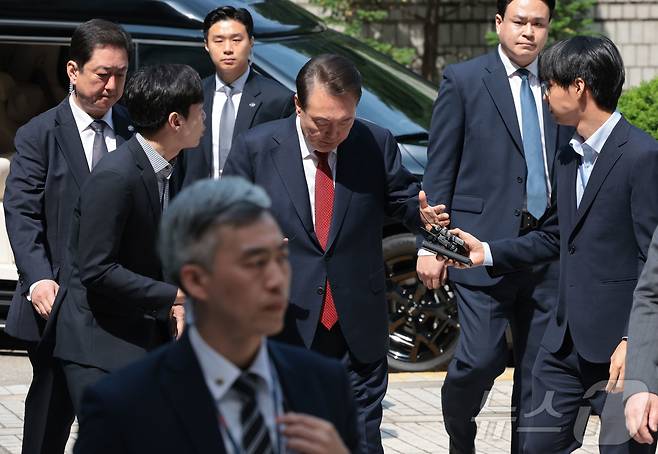윤석열 전 대통령이 26일 서울 서초구 서울중앙지방법원에서 열린 내란 우두머리 혐의ㆍ직권남용 권리행사 방해 혐의 사건 5차 공판에 출석하고 있다. 2025.5.26/뉴스1 ⓒ News1 사진공동취재단