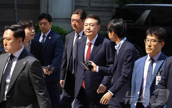 윤석열 전 대통령이 26일 서울 서초구 서울중앙지방법원에서 열린 내란 우두머리 혐의ㆍ직권남용 권리행사 방해 혐의 사건 5차 공판에 출석하고 있다. 2025.5.26/뉴스1 ⓒ News1 사진공동취재단