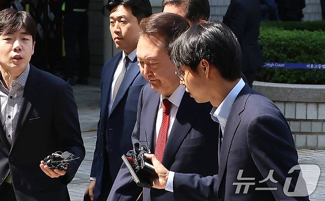 윤석열 전 대통령이 26일 서울 서초구 서울중앙지방법원에서 열린 내란 우두머리 혐의ㆍ직권남용 권리행사 방해 혐의 사건 5차 공판에 출석하고 있다. 2025.5.26/뉴스1 ⓒ News1 사진공동취재단