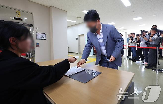 26일 경기 고양시 일산동구 사법연수원에서 열린 전국법관대표회의에서 법관들이 명찰을 받고 있다. (공동취재) 2025.5.26/뉴스1 ⓒ News1 김성진 기자