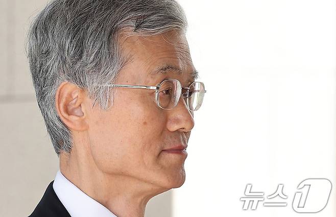 조희대 대법원장이 26일 오전 서울 서초구 대법원으로 출근하고 있다. 이날 전국의 판사 대표들은 사법연수원에서 전국법관대표회의를 열고 이재명 더불어민주당 대통령 후보의 공직선거법 위반 사건 대법원 판결에 대해 논의한다. 2025.5.26/뉴스1 ⓒ News1 신웅수 기자