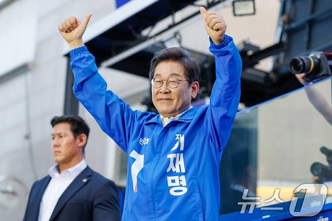 이재명 더불어민주당 대통령 후보가 캐스팅보트인 충청권 공략에 나선 25일 오후 충남 천안시 신부문화거리를 찾아 유세를 마친 뒤 인사하고 있다. 2025.5.25/뉴스1 ⓒ News1 안은나 기자