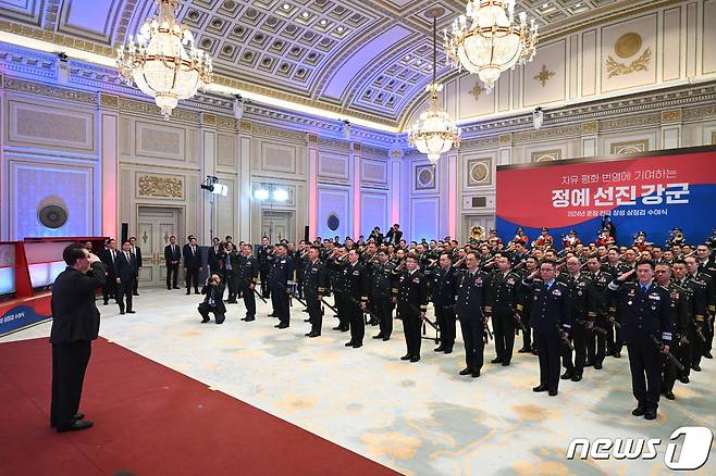 삼정검 수여식. (대통령실 제공) 2024.2.7/뉴스1 ⓒ News1 오대일 기자