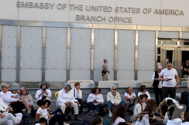 이스라엘 텔아비브의 미국 대사관 지부. 2025.5.26. ⓒ AFP=뉴스1