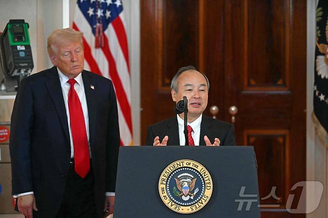 도널드 트럼프 미국 대통령이 30일(현지시간) 워싱턴 백악관에서 20여명의 글로벌 기업 CEO가 참석한 가운데 열린 '미국 투자' 행사서 손정의 소프트뱅크 CEO의 발언을 듣고 있다. 2025.05.01 ⓒ AFP=뉴스1 ⓒ News1 우동명 기자