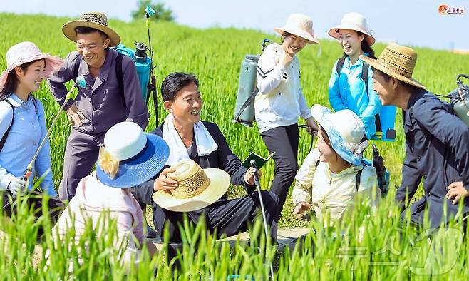 (평양 노동신문=뉴스1) = 북한 노동당 기관지 노동신문은 26일 농업부문 일꾼들에게 "격식없는 정치사업으로 농장원들의 열의를 북돋아줘야 한다＂라면서 신의주시를 조명했다. [국내에서만 사용가능. 재배포 금지. DB 금지. For Use Only in the Republic of Korea. Redistribution Prohibited] rodongphoto@news1.kr