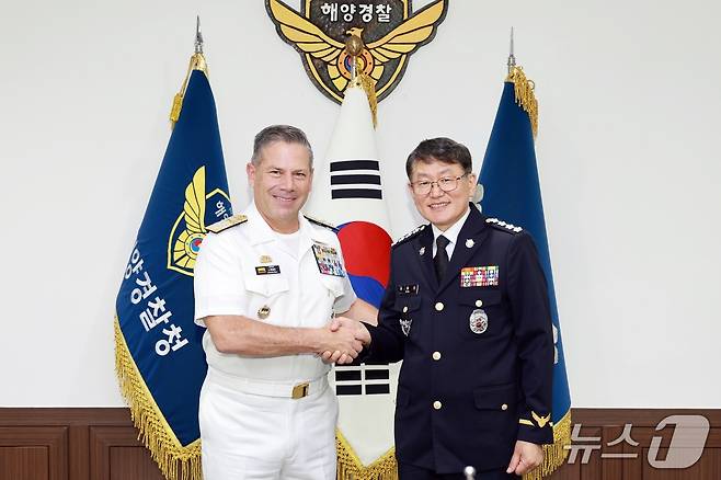 김용진 해양경찰청장(사진 오른쪽)이 26일 해양경찰청에서 콜롬비아 해군 참모총장인 후안 리까르도 로소 오브레곤(Juan Ricardo Rozo Obregón) 대장과 기념사진을 촬영하고 있다. (해양경찰청 제공. 재판매 및 DB금지) / 뉴스1