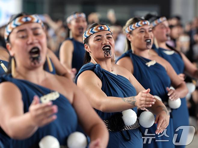 26일 오후 서울 용산구 국립중앙박물관 열린마당에서 그룹 '히와(HIWA)'가 '마나 모아나-신성한 바다의 예술, 오세아니아' 특별전 기념 마오리 '카파 하카(kapa haka)' 공연을 선보이고 있다. '카파 하카'는 노래, 연주, 춤을 아우르는 마오리의 대표적인 공연예술이다. 카파는 '그룹'을, 하카는 '춤'을 뜻하며, 마오리들이 노래와 춤으로 자신들의 전통과 폴리네시아 문화의 정체성을 표현하는 중요한 방식이다. 2025.5.26/뉴스1 ⓒ News1 황기선 기자