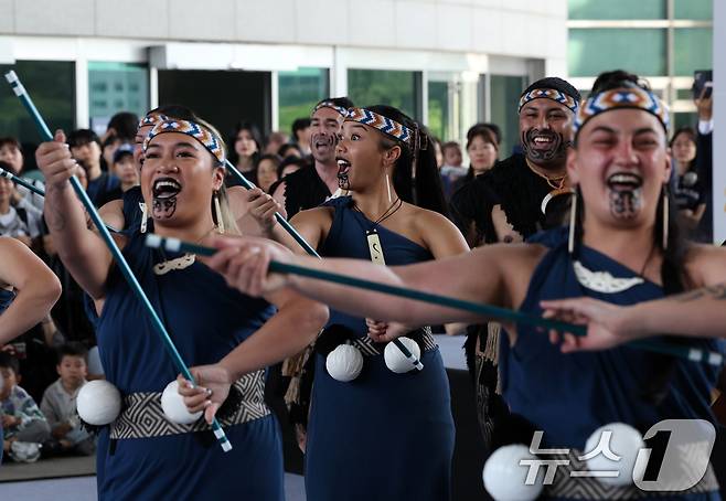 26일 오후 서울 용산구 국립중앙박물관 열린마당에서 그룹 '히와(HIWA)'가 '마나 모아나-신성한 바다의 예술, 오세아니아' 특별전 기념 마오리 '카파 하카(kapa haka)' 공연을 선보이고 있다.  2025.5.26/뉴스1 ⓒ News1 황기선 기자