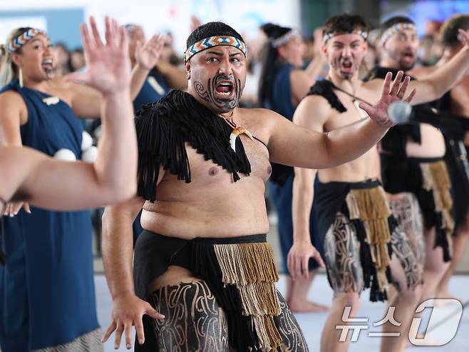 26일 오후 서울 용산구 국립중앙박물관 열린마당에서 그룹 '히와(HIWA)'가 '마나 모아나-신성한 바다의 예술, 오세아니아' 특별전 기념 마오리 '카파 하카(kapa haka)' 공연을 선보이고 있다. 2025.5.26/뉴스1 ⓒ News1 황기선 기자