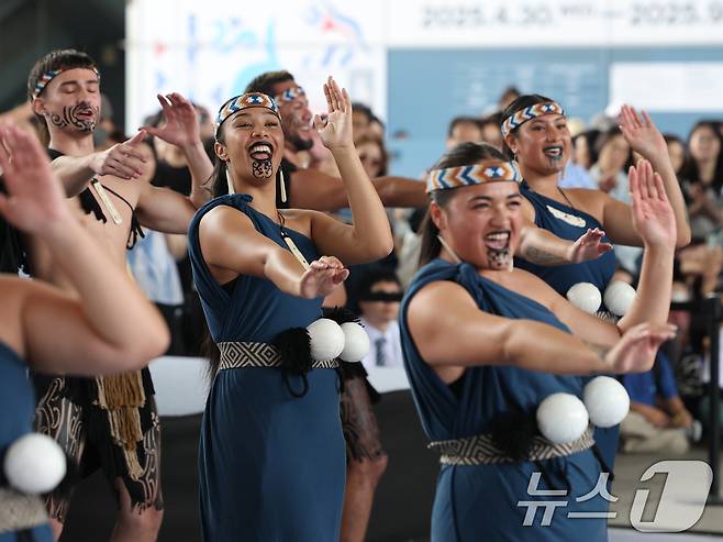 26일 오후 서울 용산구 국립중앙박물관 열린마당에서 그룹 '히와(HIWA)'가 '마나 모아나-신성한 바다의 예술, 오세아니아' 특별전 기념 마오리 '카파 하카(kapa haka)' 공연을 선보이고 있다. 2025.5.26/뉴스1 ⓒ News1 황기선 기자