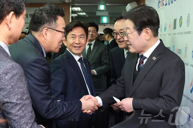이재명 더불어민주당 대선후보가 당 대표였던 지난달 서울 여의도에서 열린 소상공인연합회 민생경제 현장 간담회에서 참석자들과 인사를 나누고 있다. 2025.4.2/뉴스1 ⓒ News1 국회사진취재단