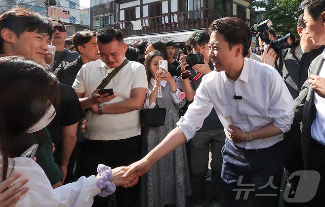 이준석 개혁신당 대통령 후보가 25일 서울 종로구 서순라길을 찾아 유권자들과 인사하며 지지를 호소하고 있다. 2025.5.25/뉴스1 ⓒ News1 허경 기자