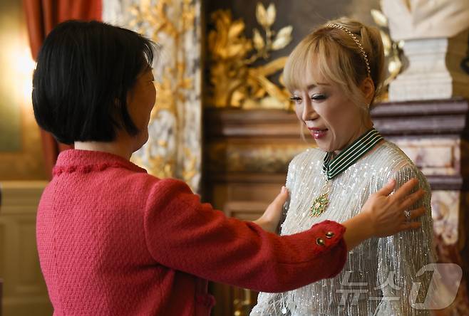 소프라노 조수미가 26일(현지시간) 프랑스 파리 오페라 코미크 극장(Opéra Comique)에서 한국계 플뢰르 펠르렝 전 프랑스 문화부 장관에게 프랑스 문화예술공로훈장 최고 등급인 코망되르(Commandeur)를 수여받고 있다. 2025.5.26/뉴스1 ⓒ News1 이준성 기자