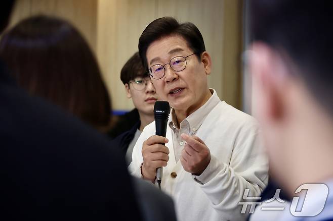 이재명 더불어민주당 대통령 후보가 26일 경기 수원시 아주대학교를 찾아 '아주대와 함께하는 아주 특별한 대학생 간담회'를 하고 있다. (공동취재) 2025.5.26/뉴스1 ⓒ News1 안은나 기자