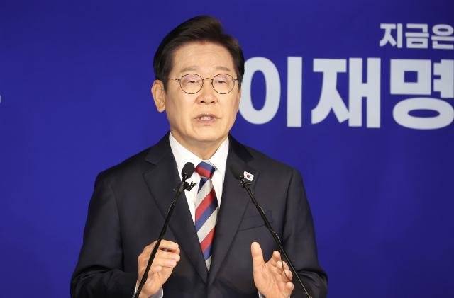 이재명 더불어민주당 대선 후보가 25일 서울 여의도 당사에서 열린 기자회견에서 취재진의 질문에 답변하고 있다. [사진=연합뉴스]