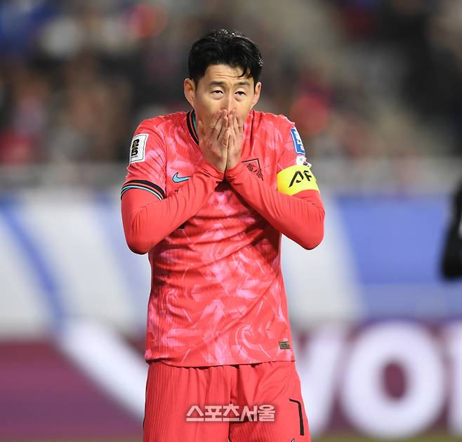 손흥민이 25일 수원월드컵경기장에서 열린 2026 FIFA 북중미 월드컵 3차 예선 요르단과 경기에서 후반전 골기회가 무산되자 아쉬워하고 있다. 2025. 3. 25. 수원 | 최승섭기자 thunder@sportsseoul.com