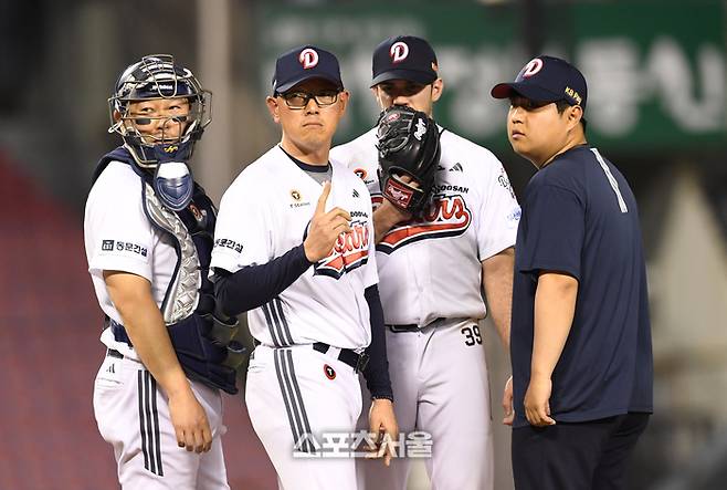 두산 선발투수 잭로그(오른쪽 두 번째)와 박정배 투수코치(왼쪽 두 번째), 포수 양의지(왼쪽)가 마운드에서 이야기를 나누고 있다. 잠실 | 박진업 기자 upandup@sportsseoul.com