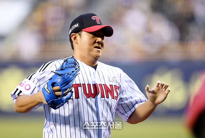 LG 선발투수 송승기가 27일 잠실야구장에서 열린 2025 KBO리그 한화와 경기 1회 투구 후 더그아웃으로 들어오며 동료들과 하이파이브를 하고 있다. 잠실 | 최승섭기자 thunder@sportsseoul.com