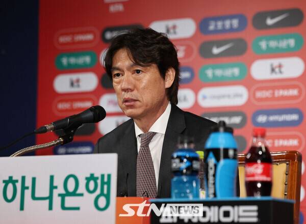 홍명보 축구대표팀 감독이 26일 오전 서울 종로구 축구회관에서 6월 A매치에 나설 대표팀 명단을 발표하고 있다. 홍명보 감독이 이끄는 축구대표팀은 오는 6월6일 이라크 바스라에서 이라크와 9차전 원정 경기를 치른 뒤 10일 서울월드컵경기장에서 쿠웨이트와 최종 10차전 홈 경기를 벌인다. 사진┃뉴시스