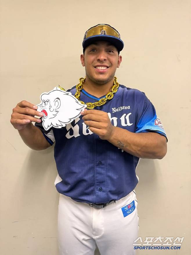 외국인 타자 세디뇨는 9회 시즌 2호 홈런을 터트렸다. 사진캡처=세이부 라이온즈 SNS