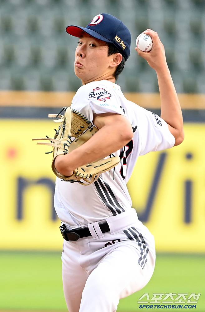 21일 잠실야구장에서 열린 SSG와 두산의 경기, 두산 선발투수 최민석이 역투하고 있다. 잠실=허상욱 기자wook@sportschosun.com/2025.05.21/