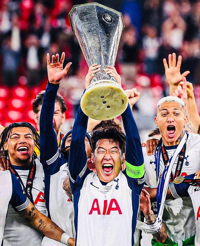 [스포츠조선 강우진 기자]유로파리그 위너로서 토트넘의 레전드로 발돋움한 손흥민이 다음 시즌도 토트넘에서 뛰게 될 전망이다. 급격한 폼 하락을 겪은 이번 시즌이기 때문에 걱정이 앞서는 게 사실이지만, 구단에서는 손흥민의 헌신을 인정할 것으로 보인다.

영국 핫스퍼HQ는 25일(한국시각) 풋볼인사이더의 보도를 인용하면서 '토트넘은 손흥민에 대한 어떤 이적 제안도 고려하지 않을 계획이며, 그의 계약을 1년 연장해 다음 시즌까지 함께할 것'이라고 전했다. 사진=SNS