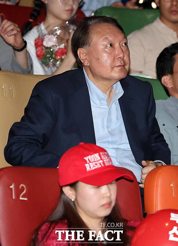 윤석열 전 대통령이 21일 오전 서울 메가박스 동대문에서 영화 ‘부정선거, 신의 작품인가’ 관람을 하고 있다. /서예원 기자