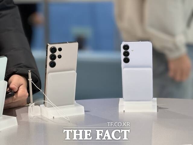 삼성전자는 최신 플래그십 모델 '갤럭시S25' 시리즈가 전작인 '갤럭시S24' 시리즈보다 2주 이상 빠르게 국내 200만대 판매를 달성했다고 26일 밝혔다. /이성락 기자