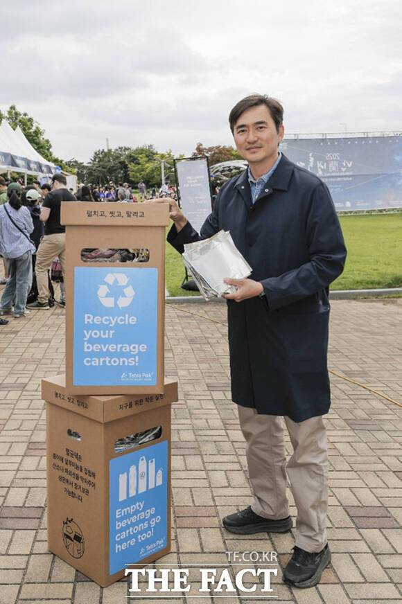 '쓰저씨'(쓰레기 줍는 아저씨) 배우 김석훈이 직접 모은 멸균팩을 들고 재활용 캠페인을 독려하고 있다.