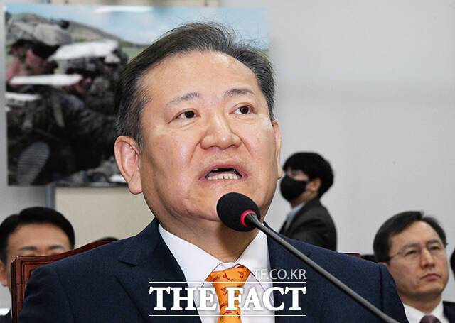 12·3 비상계엄 사태를 수사하고 있는 경찰이 계엄 당시 진행된 국무회의와 관련해 한덕수 전 국무총리와 이상민 전 행정안전부 장관을 동시에 조사하고 있다. 사진은 이 전 행정안전부 장관이 지난 2월4일 오전 서울 여의도 국회에서 열린 '윤석열 정부의 비상계엄 선포를 통한 내란 혐의 진상규명 국정조사 특별위원회' 전체회의에 참석해 질의에 답변을 하고 있는 모습./배정한 기자