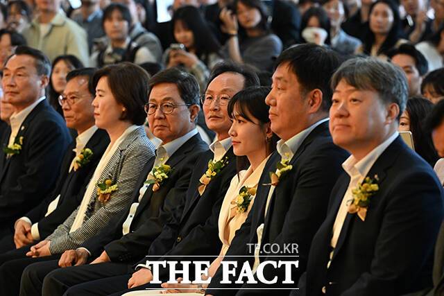 이달곤 동반성장위원회 위원장(왼쪽 네 번째)과 이환주 KB국민은행장, 배우 박은빈이 개막식에 참석하고 있다.