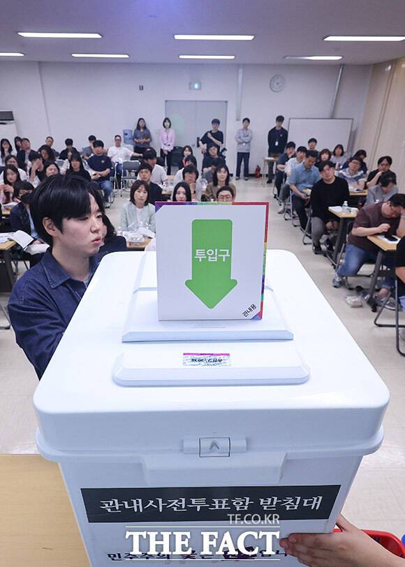 교육 받는 대선 사전 투표 관리관들.