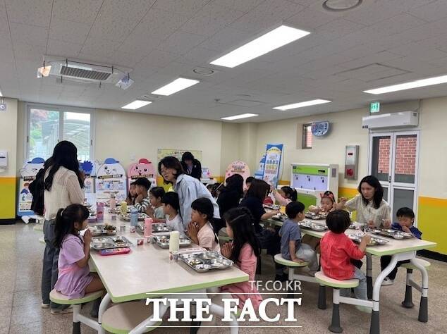 인천시와 시교육청이 협력해 집단식중독 발생 우려가 높은 초등학교를 대상으로 식중독 예방 홍보 캠페인을 전개하고 있다. /인천시