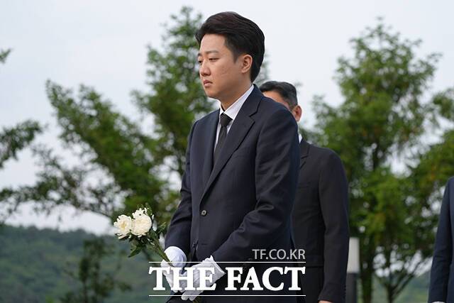 이준석 개혁신당 대선 후보가 '노무현 장학금' 논란을 두고 더불어민주당 지지층과 설전을 이어갔다. 이 후보가 23일 경남 김해시 진영읍 봉하마을을 방문해 고 노무현 전 대통령 묘역을 찾아 참배하고 있다. /개혁신당