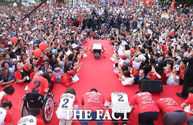 지지자들에게 큰절하는 김문수 후보.