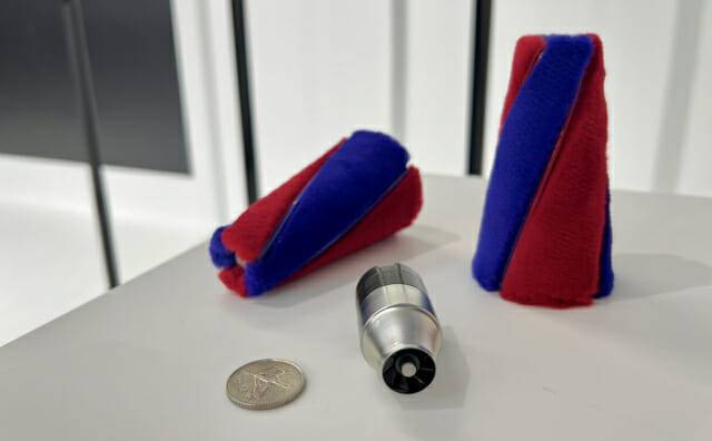 다이슨 펜슬백 콘 브러시와 모터 부품 (사진=지디넷코리아 신영빈 기자)