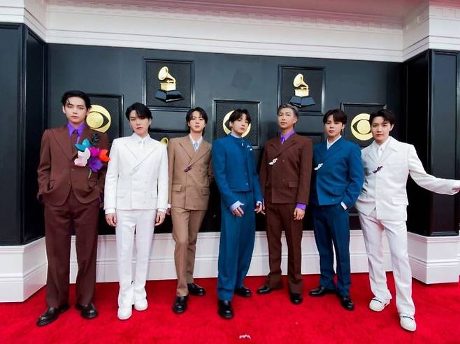 그룹 방탄소년단(BTS)이 2022년 4월 미국 라스베이거스 MGM 그랜드 가든 아레나에서 열린 제64회 그래미 시상식에 앞서 레드카펫 행사에 참석해 포즈를 취하고 있다. 빅히트뮤직