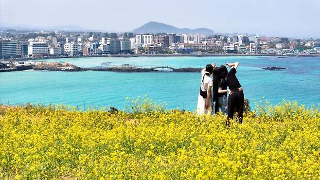 지난달 9일 오전 제주시 조천읍 함덕해변을 찾은 관광객이 봄 바다의 정취를 만끽하고 있다. 연합뉴스