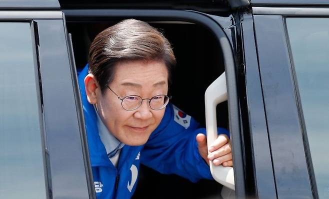 더불어민주당 이재명 대선 후보가 26일 집중 유세가 열리는 수원시 팔달구 팔달문 영동시장 앞에 도착해 차에서 내리고 있다. 연합뉴스