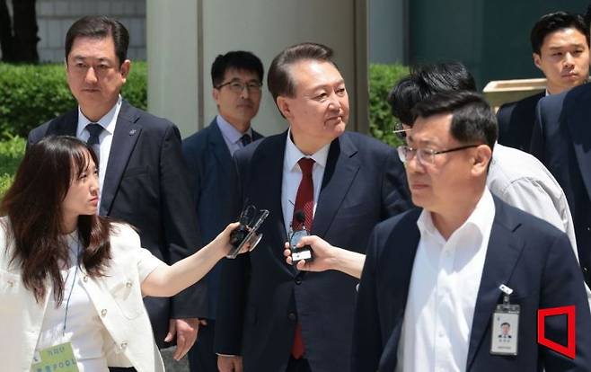 윤석열 전 대통령이 26일 서울 서초구 서울중앙지방법원에서 열린 내란 우두머리 혐의ㆍ직권남용 권리행사 방해 혐의 사건 5차 오전 공판을 마친 뒤 지지자들을 바라보며 차량으로 향하고 있다. 2025.5.26 사진공동취재단