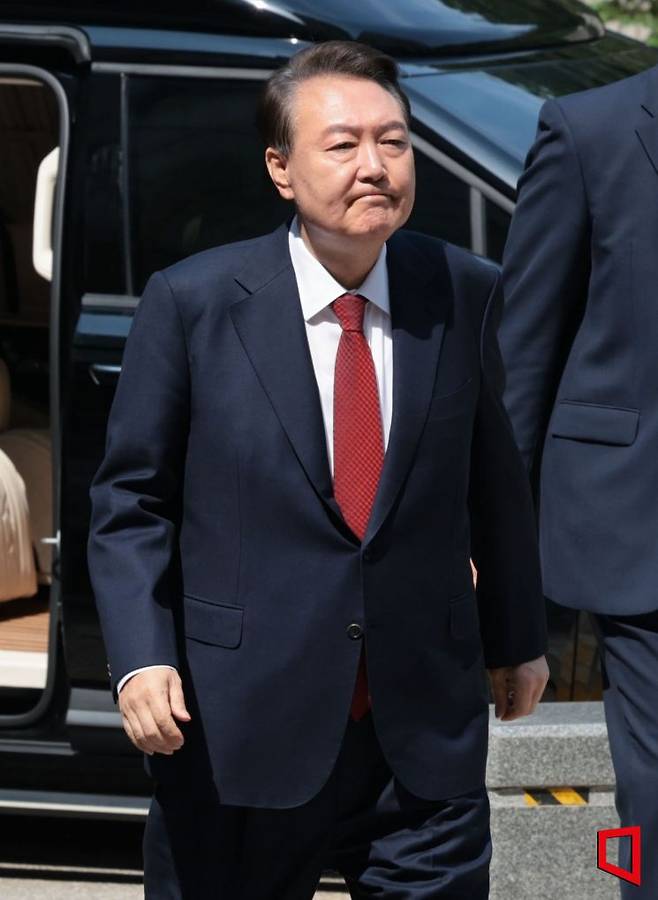 윤석열 전 대통령이 26일 서울 서초구 서울중앙지방법원에서 열린 내란 우두머리 혐의ㆍ직권남용 권리행사 방해 혐의 사건 5차 공판에 출석하고 있다. 2025.5.26 사진공동취재단