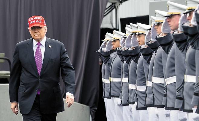 도널드 트럼프 미국 대통령이 24일 육군사관학교 졸업식에서 생도들의 경례를 받고 있다. 트럼프는 연설에서 "우리 군대의 임무는 성조기를 수호하는 것"이라면서 '미국 우선주의' 원칙을 재확인했다. /AFP 연합뉴스