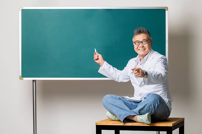 외과 의사 배상준씨가 일식 메뉴판 해석하는 법을 알려주는 책을 펴냈다. 그는 “일본 음식 명사 50개만 외우면 일본 여행이 훨씬 즐거워진다”고 했다. /양수열 영상미디어 기자